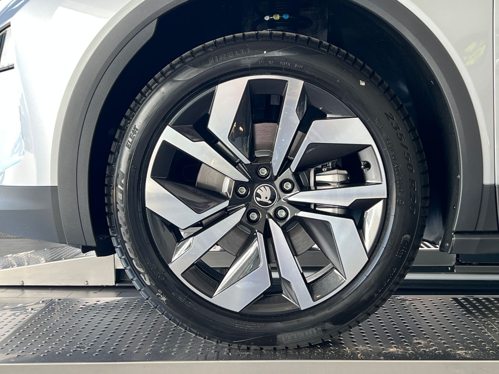 Fahrzeugabbildung SKODA Elroq 60 Sportline *AHK, Matrix-LED, Kamera*
