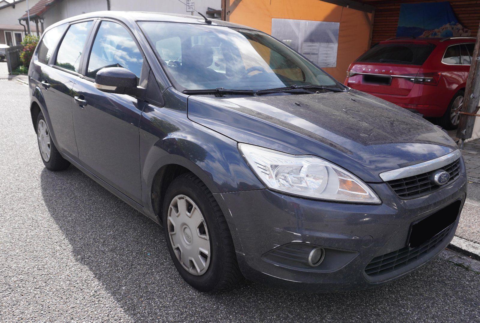 Ford Focus 2011 — rear view