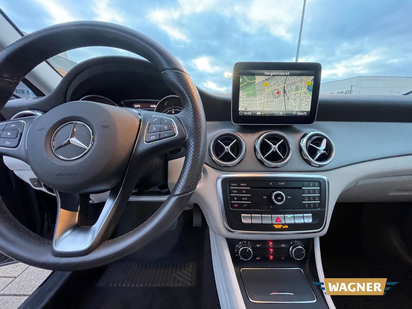 Fahrzeugabbildung Mercedes-Benz GLA 180 Sport Utility Sitzheizung Navi