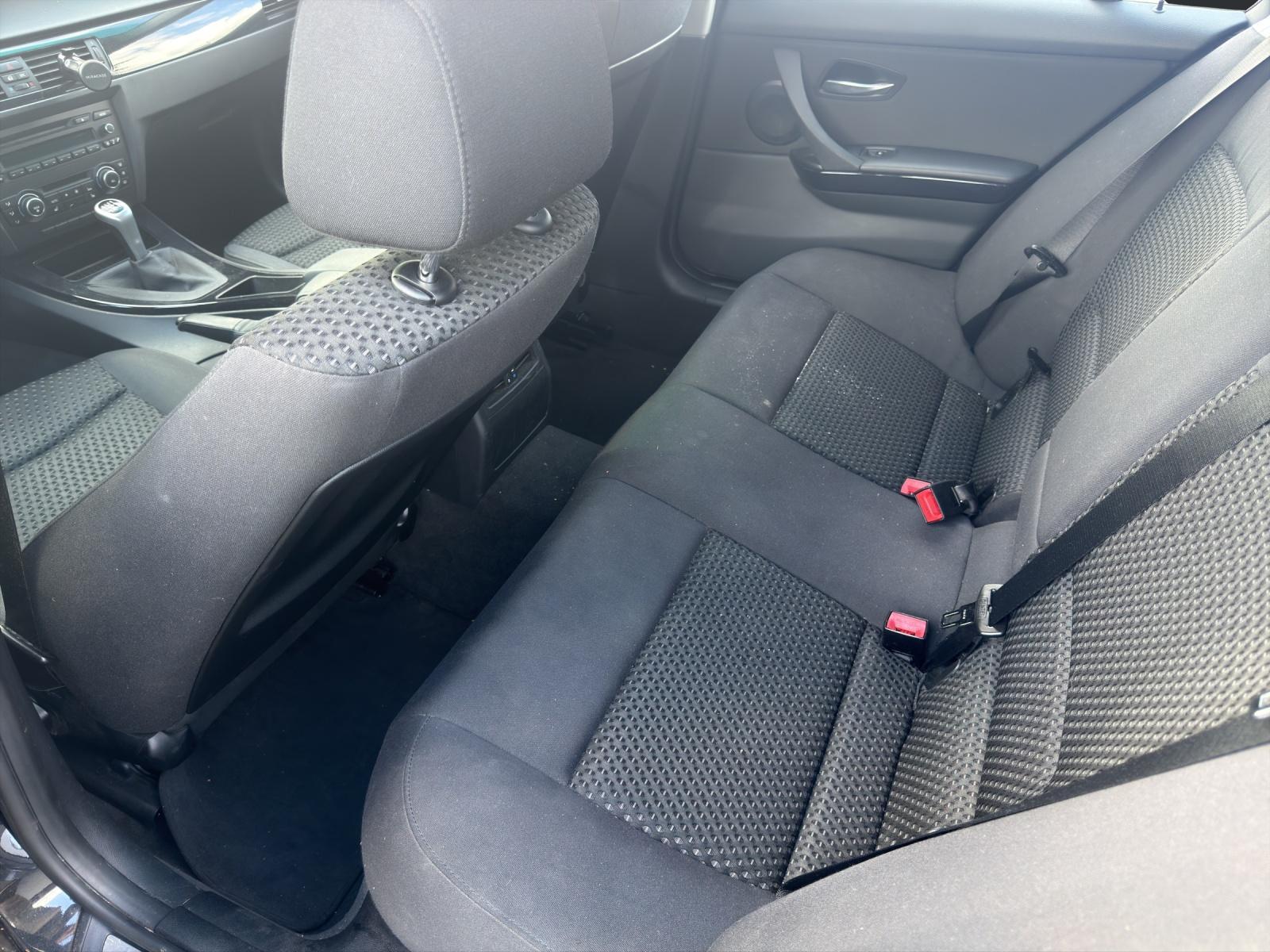 BMW 318 2010 — photo 11