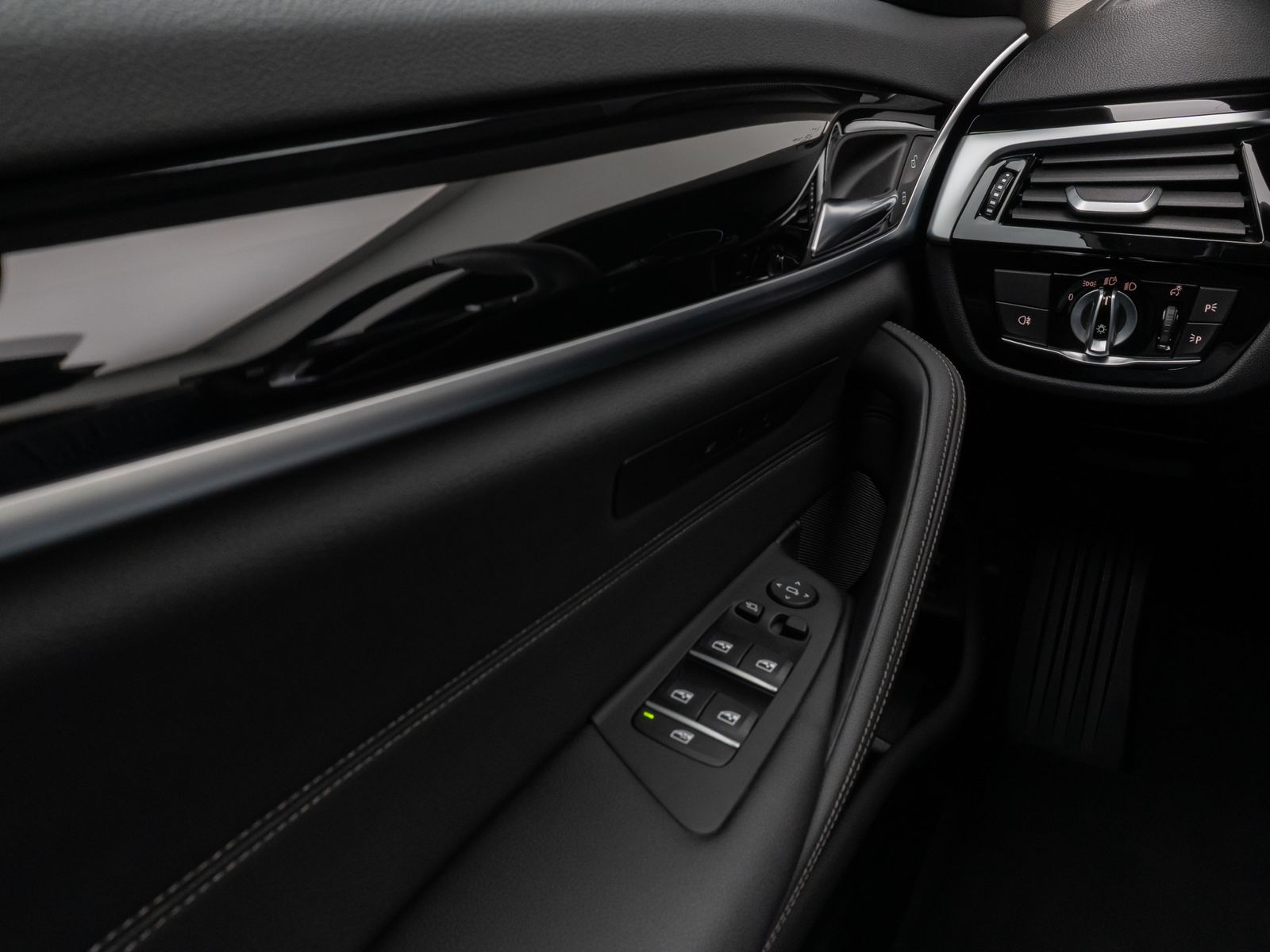 Fahrzeugabbildung BMW 520d Panorama Kamera DAB HiFi ACC Alarm M Sport