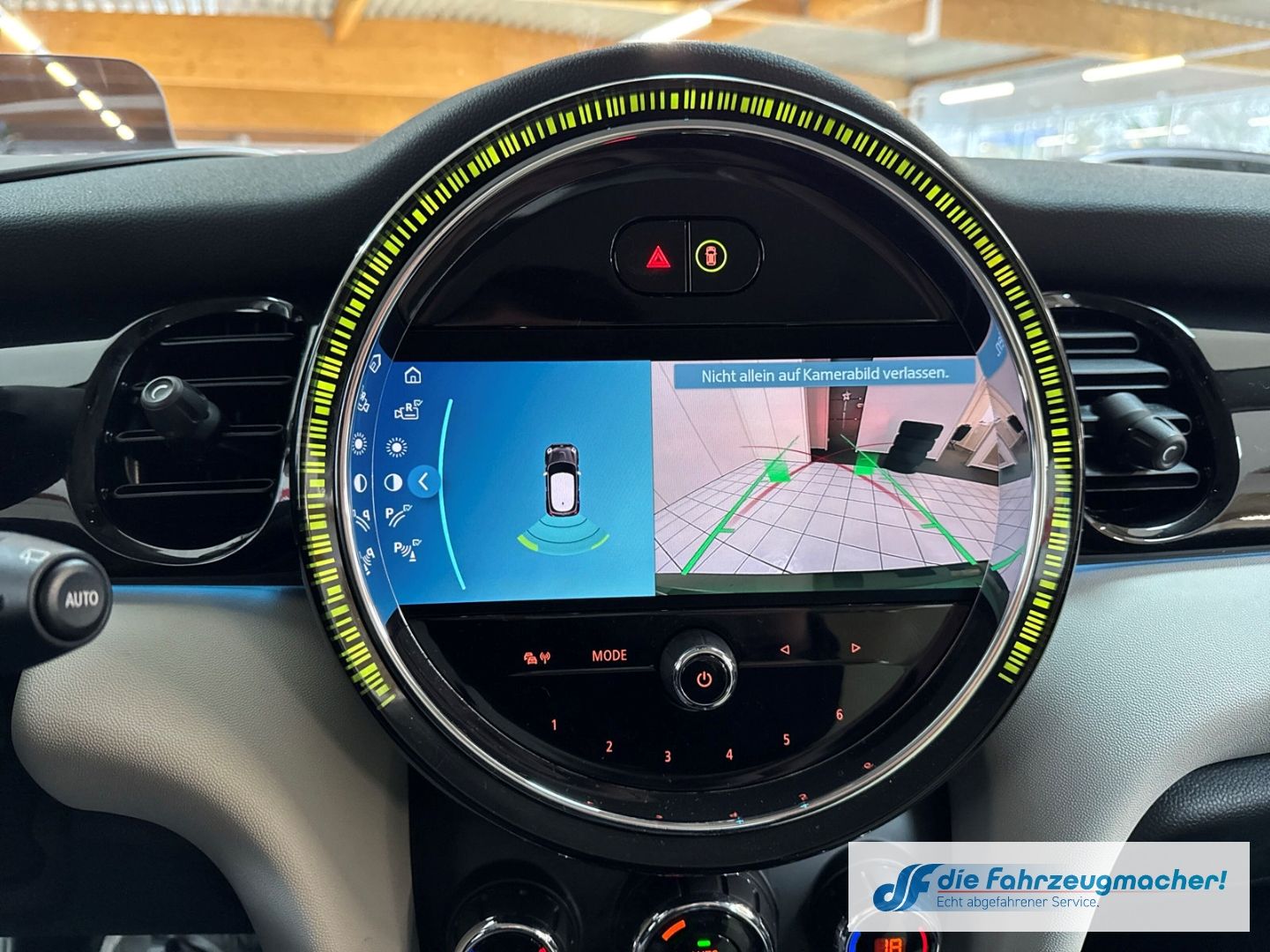 Fahrzeugabbildung MINI Cooper Classic Trim HUD Digitales Cockpit LED Ku