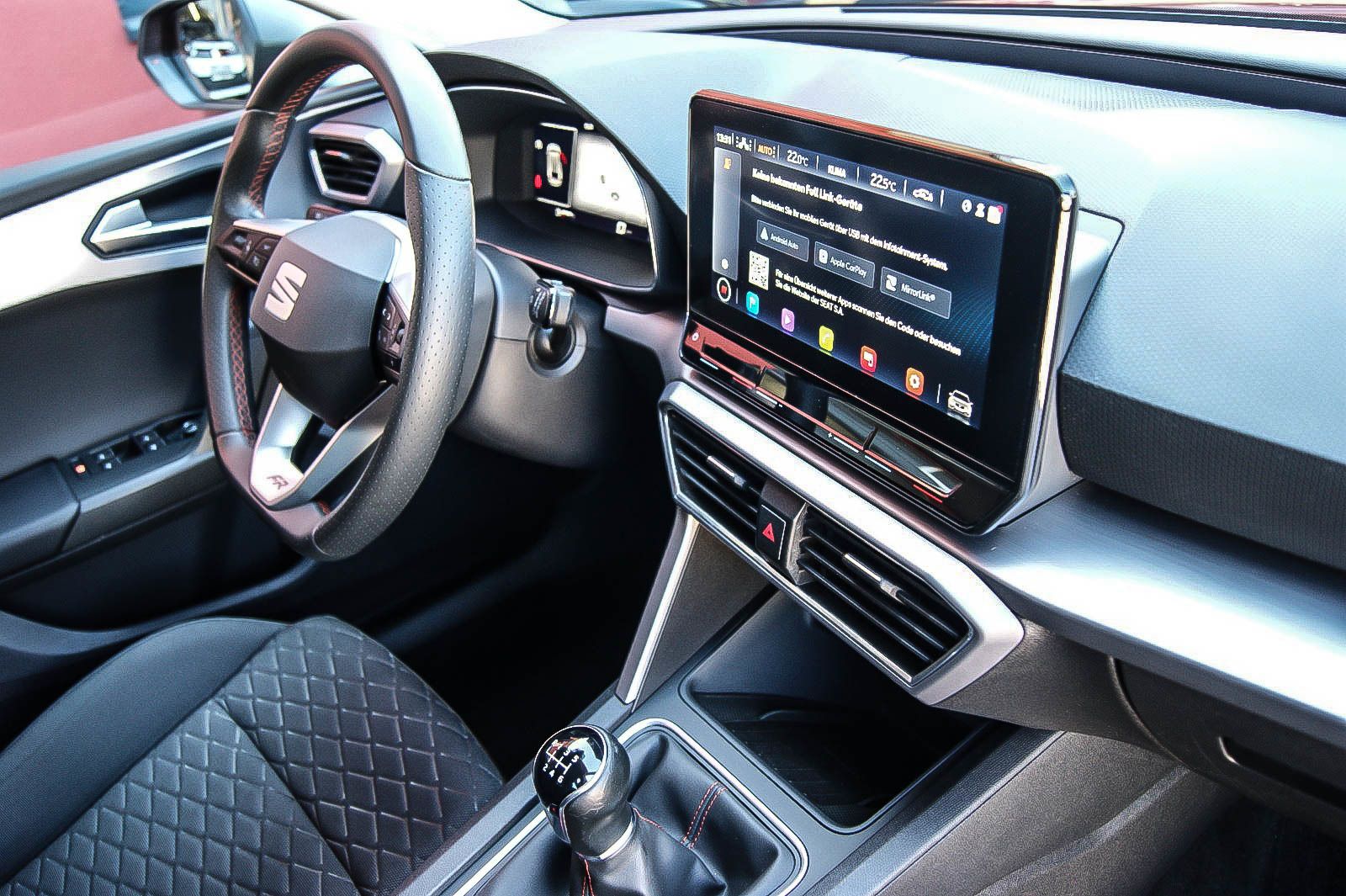 Fahrzeugabbildung SEAT Leon Sportstourer 1.5 FR VIRTUAL KAMERA ACC LED