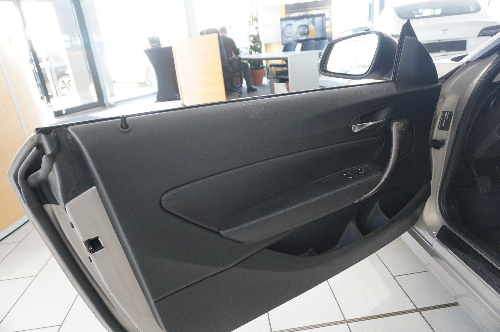 Fahrzeugabbildung BMW 220i COUPE SPORT LEDER/SHZ/PDC/USB/SCHIEBEDACH