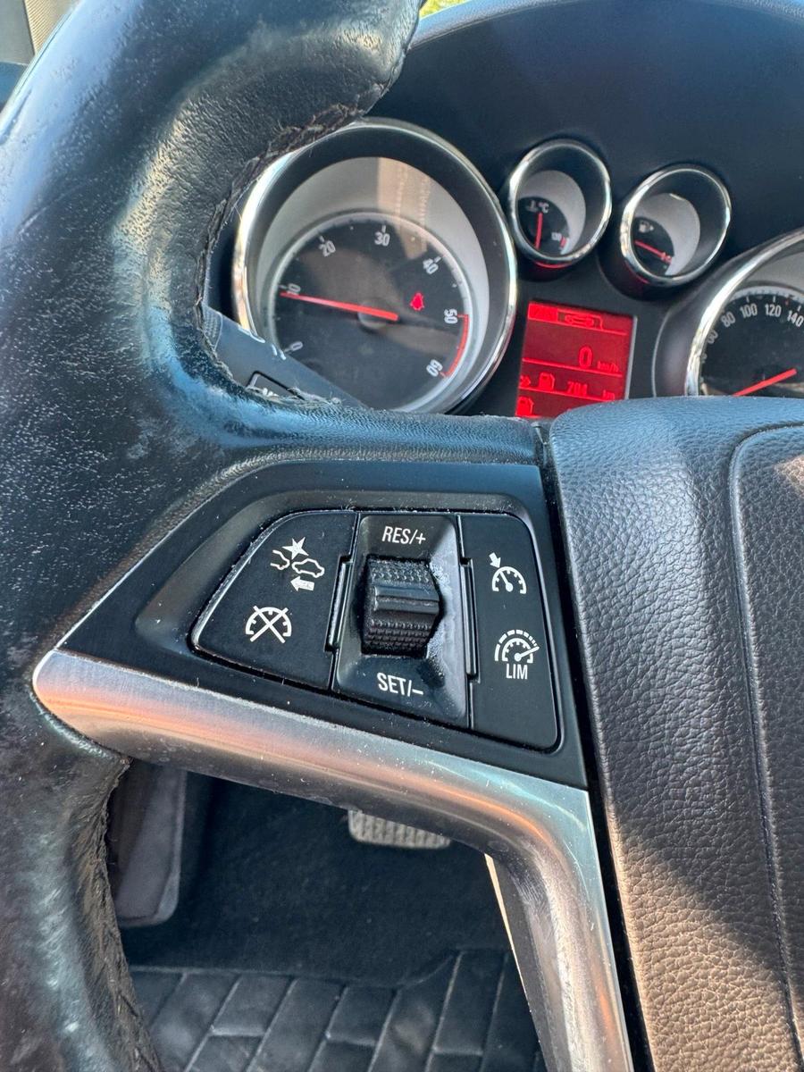 Opel Astra 2014 — photo 12