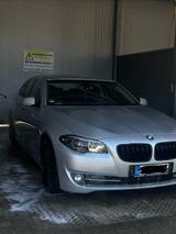 BMW 535i xDrive - - silberne BMW 535