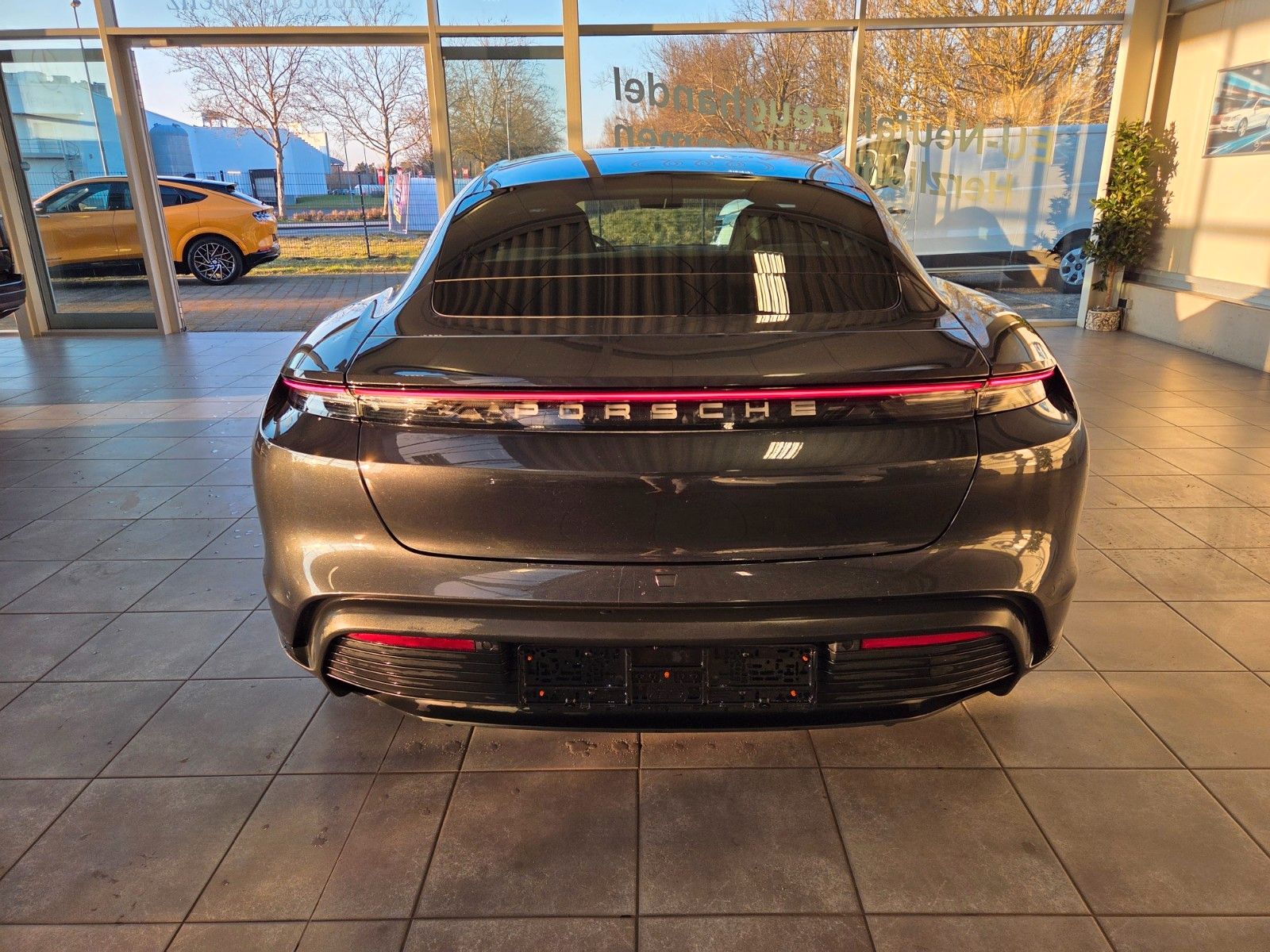 Fahrzeugabbildung Porsche Taycan Basis