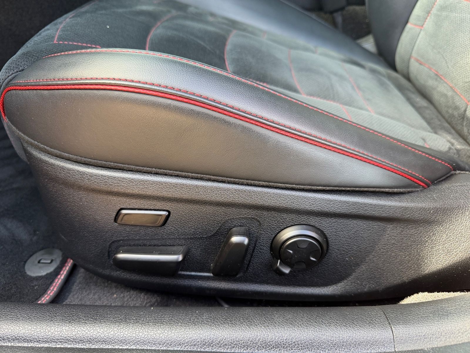 Fahrzeugabbildung Kia STINGER 3.3T AWD AT8 GT VEL.LED GD BASTUCK