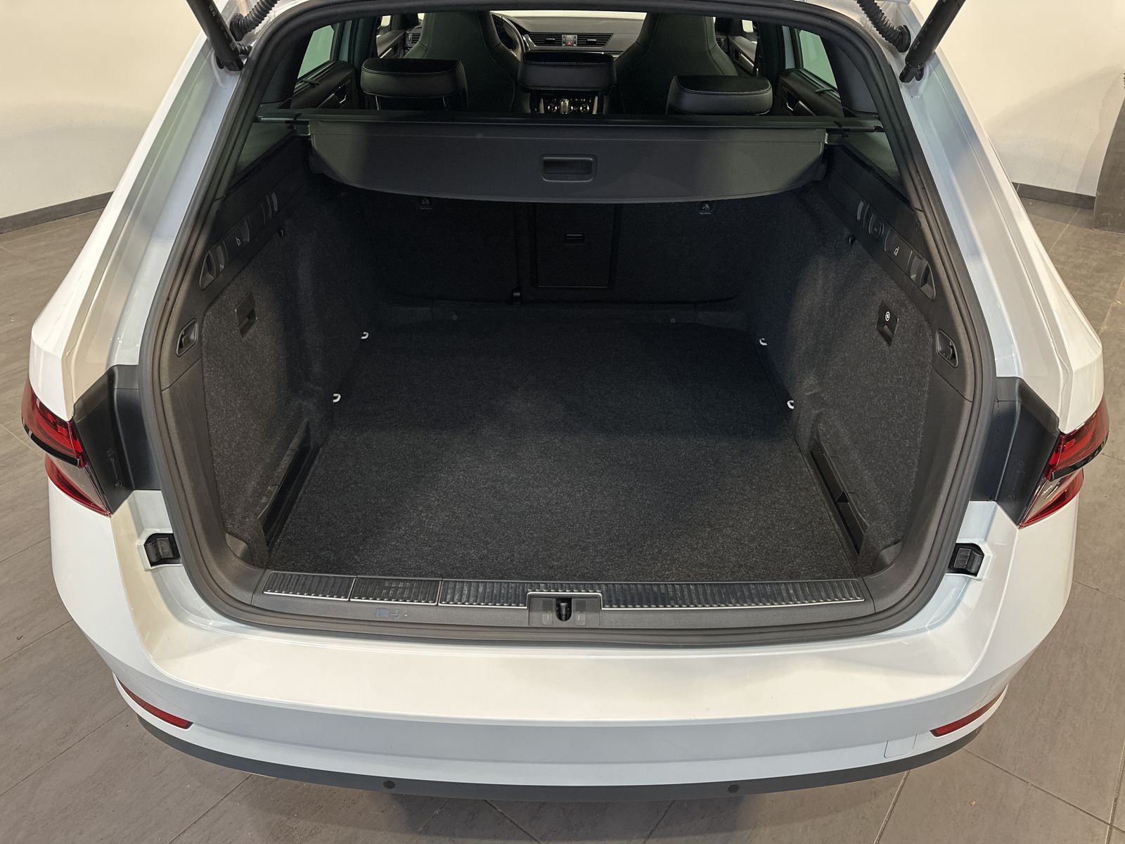 Fahrzeugabbildung SKODA Superb Combi Sportline 4x4 NAV+LED+AHK+360°+19ZO