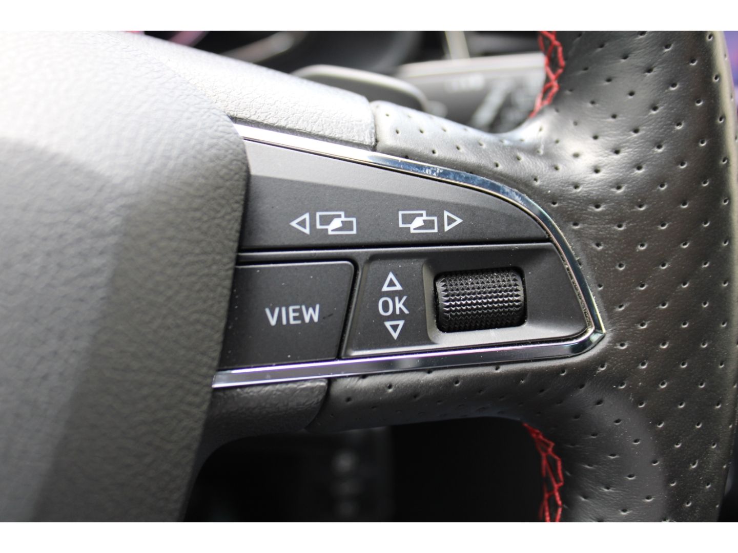 SEAT Leon FR 2.0 TDI Beats ACC LED H&R Pano Navi DAB - Image 19