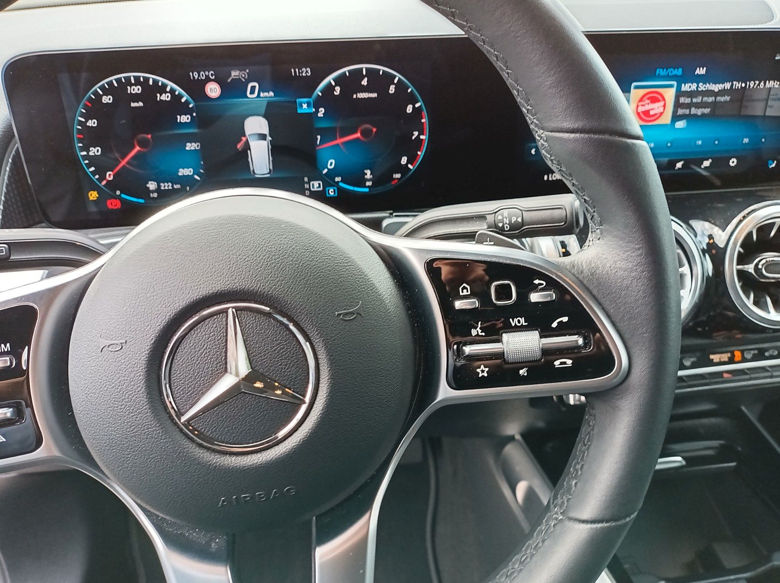 Fahrzeugabbildung Mercedes-Benz GLB 200+DISTRONICPLUS+PANO+AHK+SH+NIGHTPAKET++++