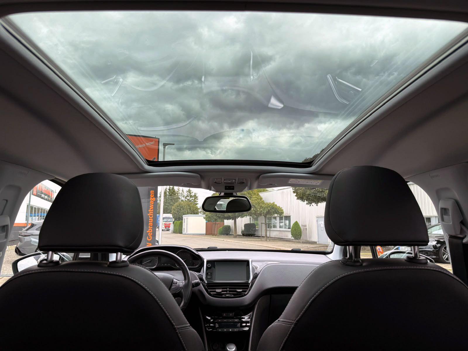 Fahrzeugabbildung Peugeot 2008 Allure 1.2 Auto. KAM PDC SHZ PANO NAV TEMP