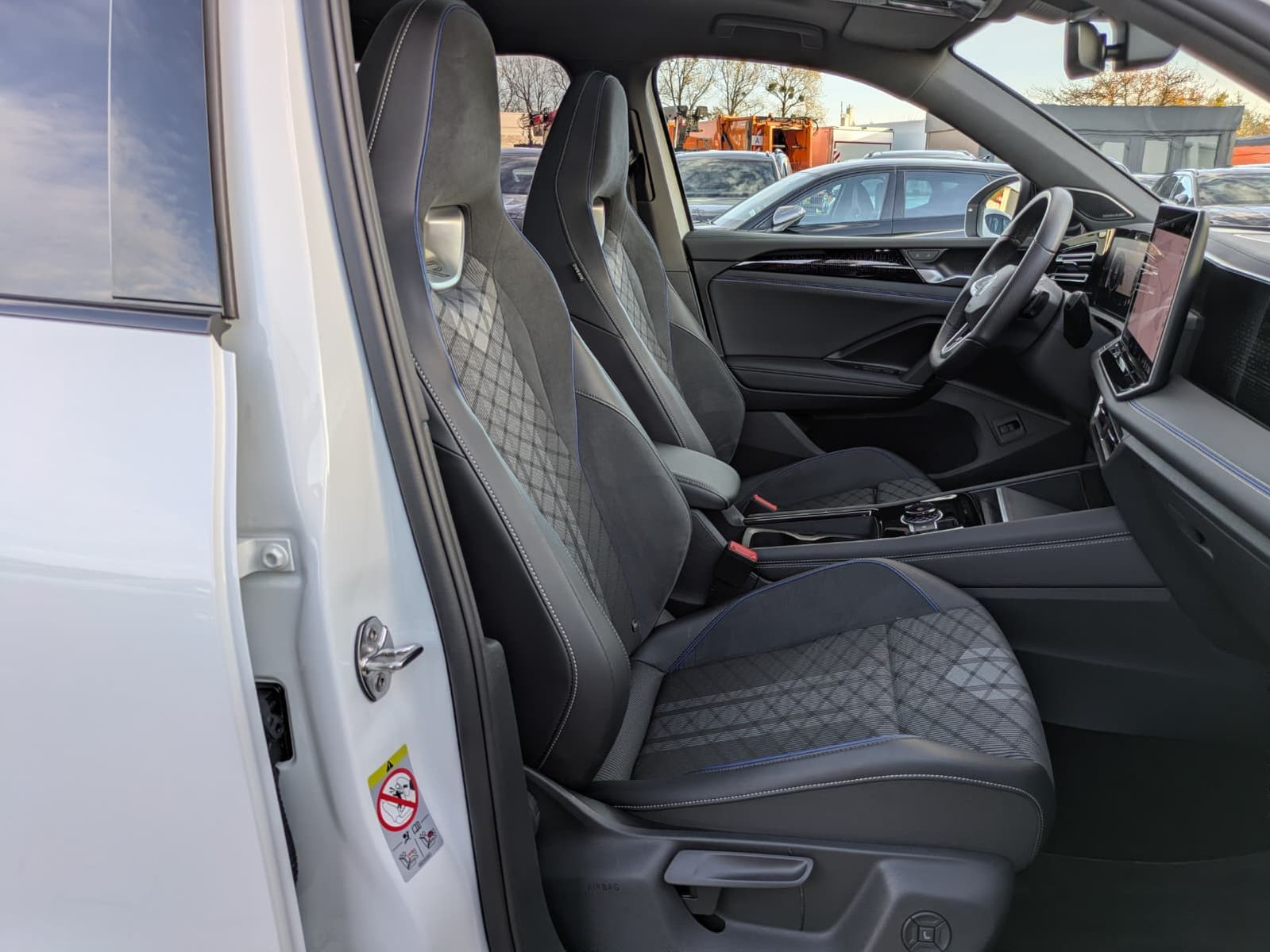 Fahrzeugabbildung Volkswagen Tiguan 2.0 TDI 4M R-Line PANO*H&K*AHK*MATRIX*20"