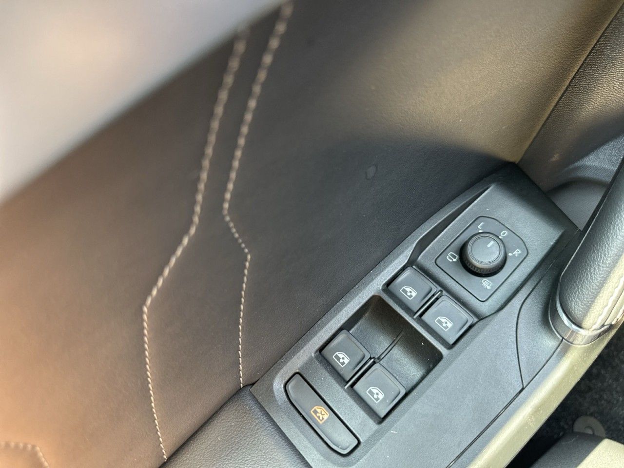 Fahrzeugabbildung CUPRA Leon 2.0TSI 245PS DSG-Navi-MatrixLED-Kamera* - mit KI generiert/bearbeitet