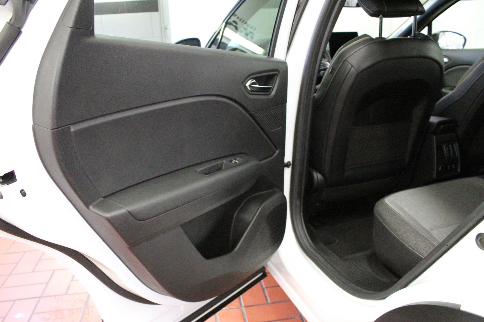 Fahrzeugabbildung Renault Captur Mild Hybrid 160 EDC Techno *Ganzjahresrei