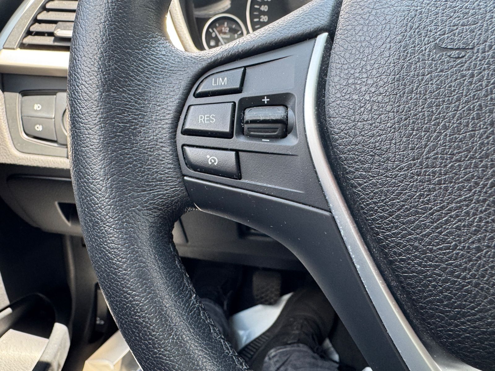 Fahrzeugabbildung BMW 318 Baureihe 3 Lim. 318 d xDrive Navi+Bluetooth