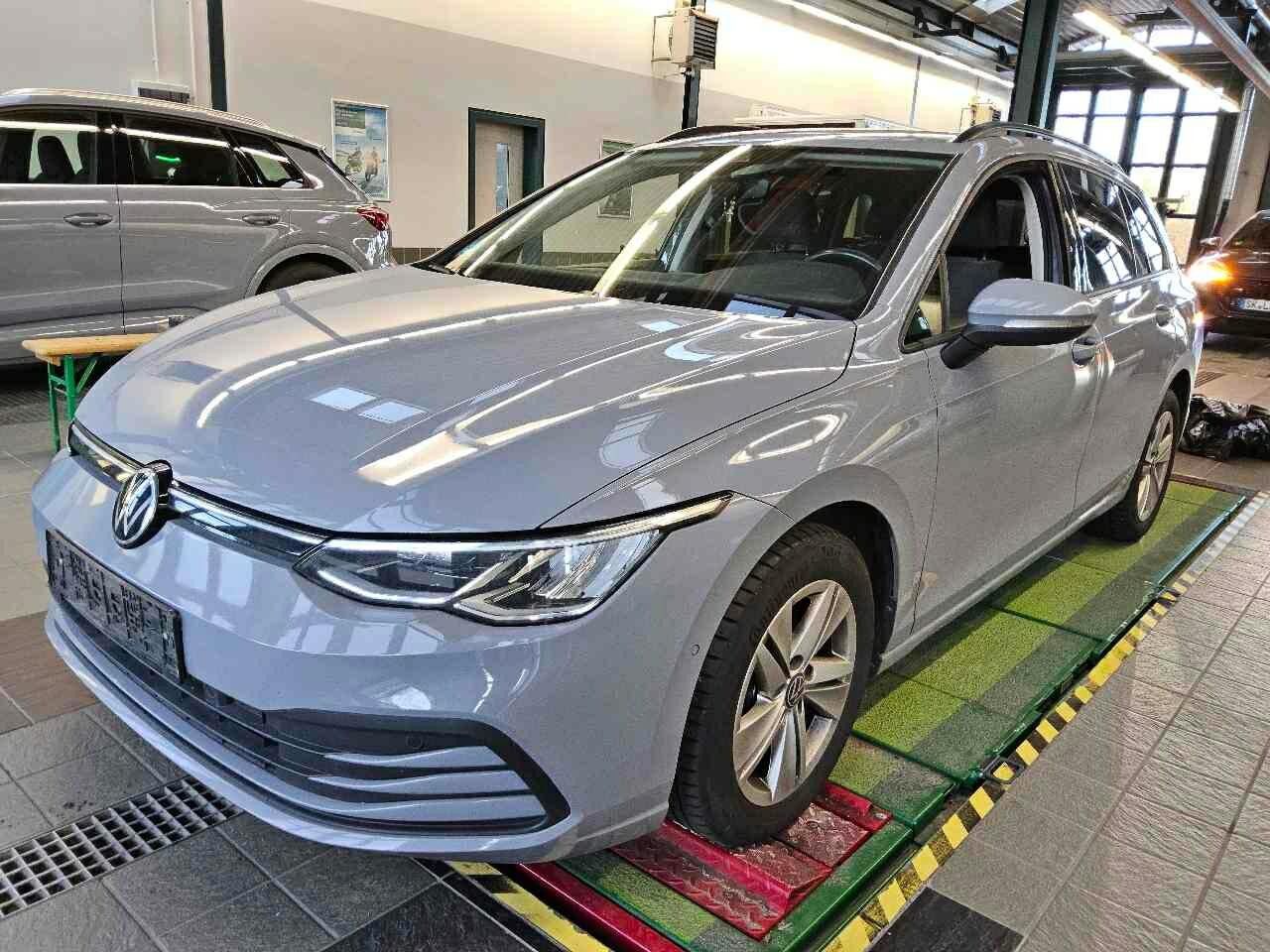 Volkswagen Golf - 1