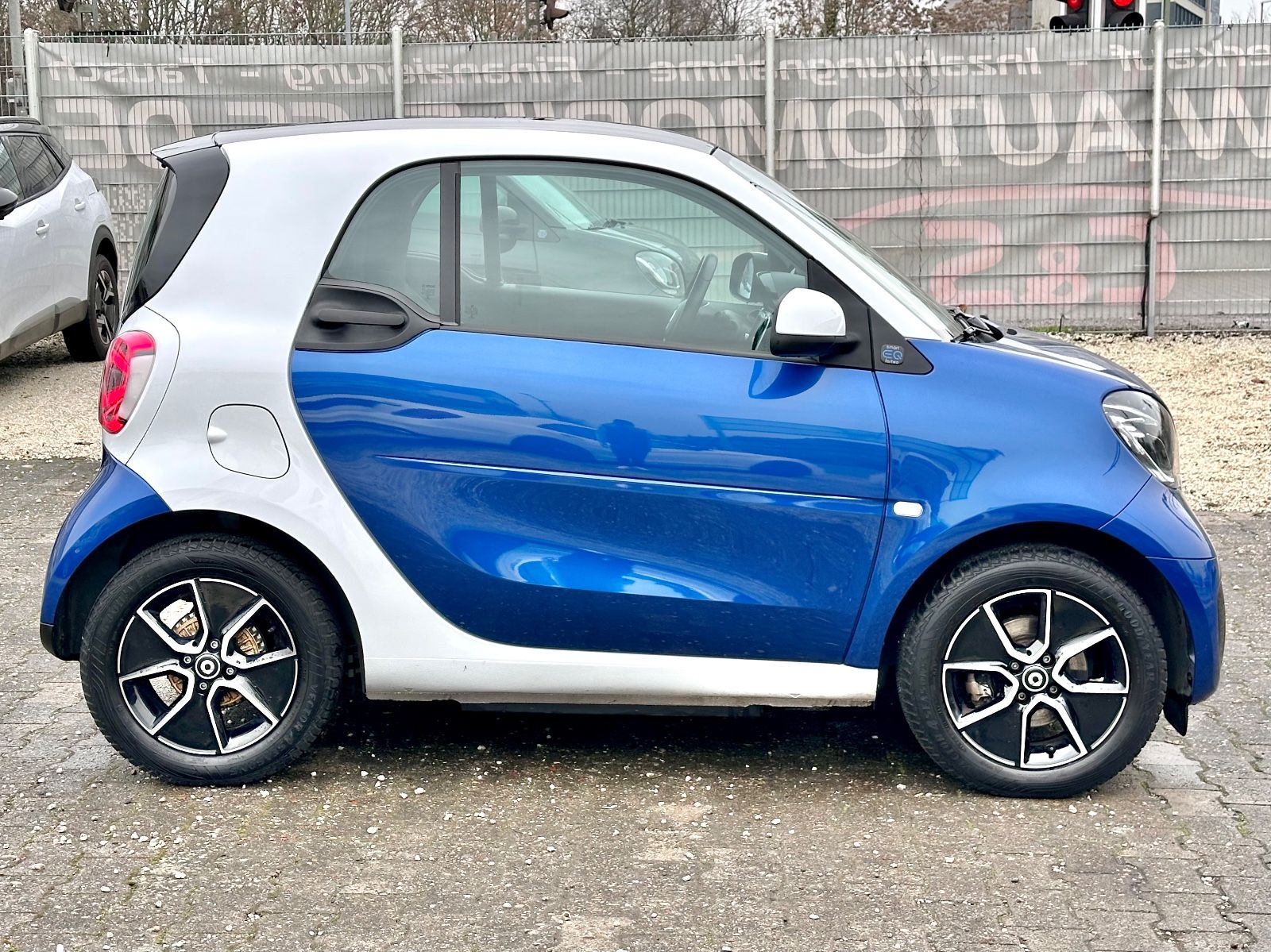 Fahrzeugabbildung Smart ForTwo Coupe EQ /LED/PDC/Kamera/Pano/CarPlay