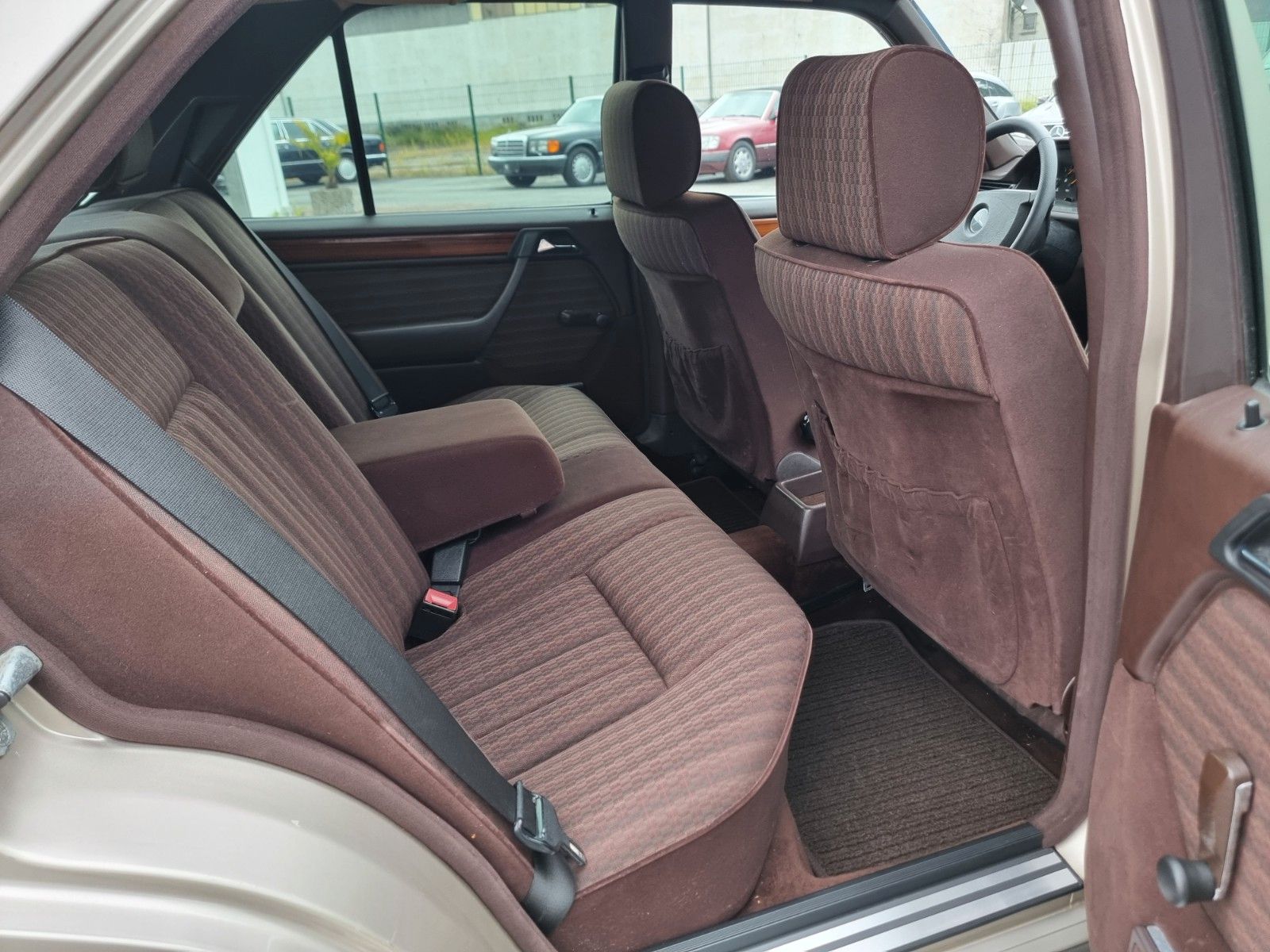 Fahrzeugabbildung Mercedes-Benz 230 E/Schiebedach/AHK/H-Zul./Sehr schöner Zust.