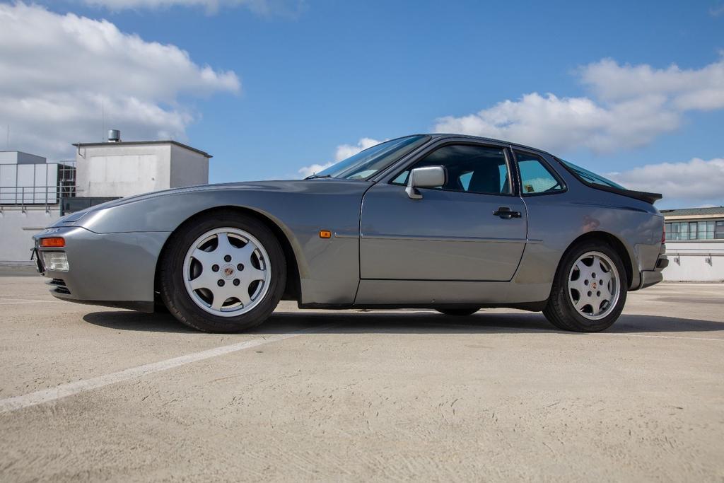 Porsche 944