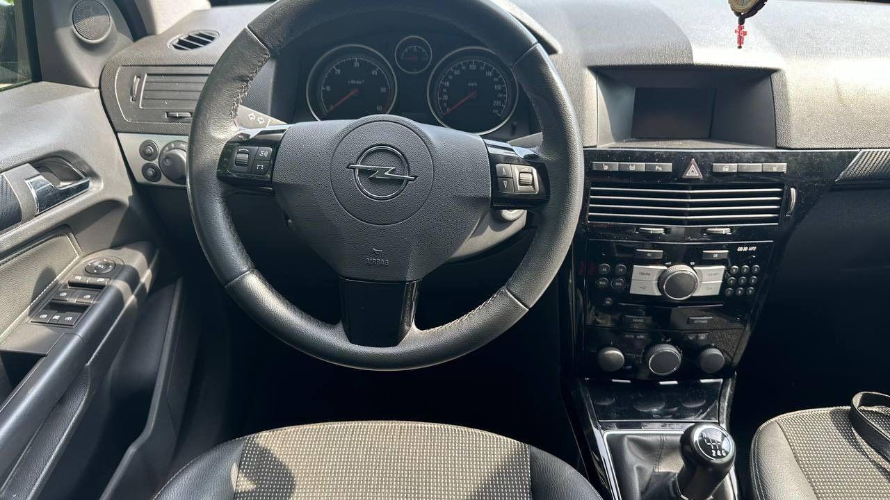Opel Astra 2009 — photo 12