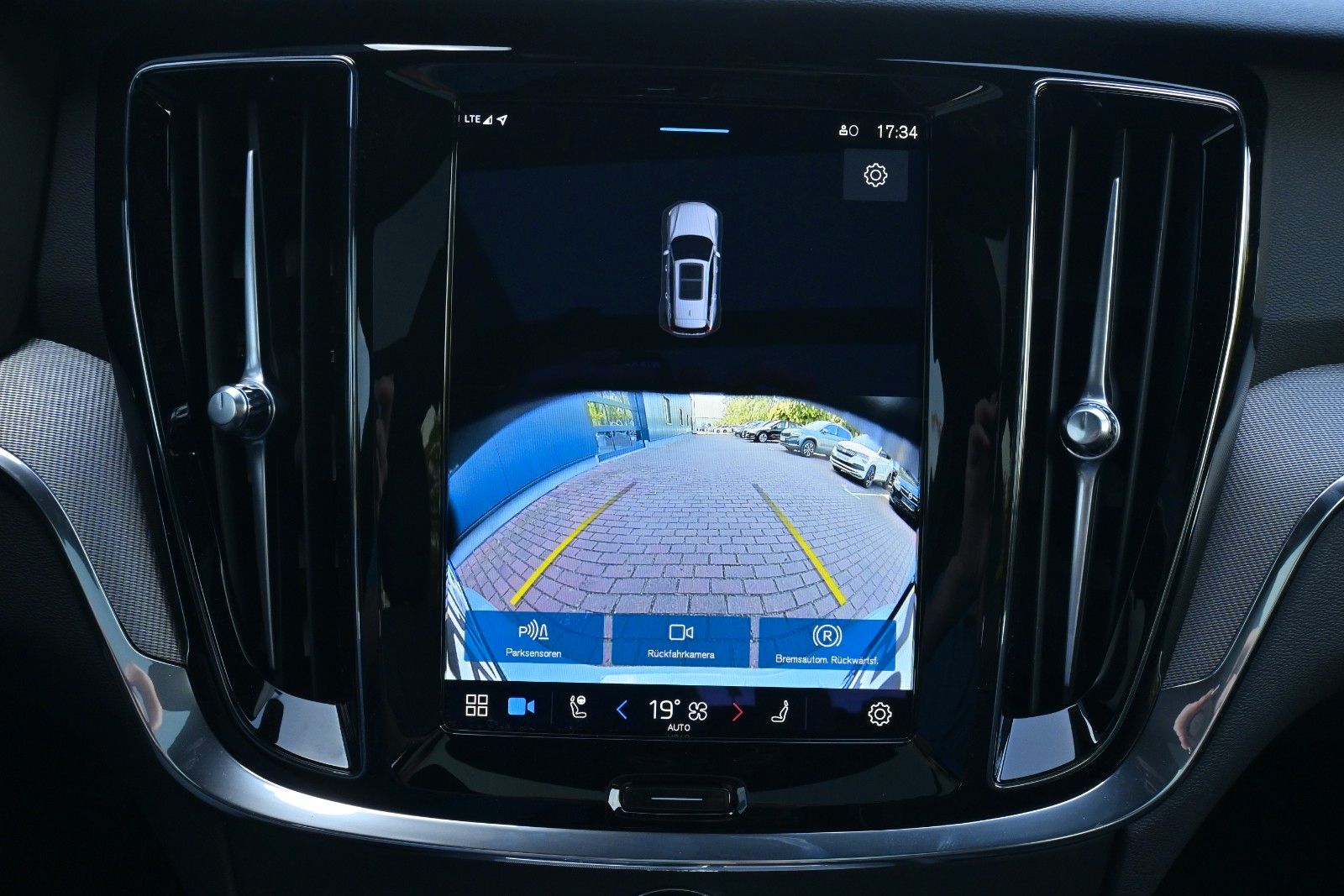 Fahrzeugabbildung Volvo V60 B4 D Auto Plus Dark*RFK*STDHZG*PANO*ACC