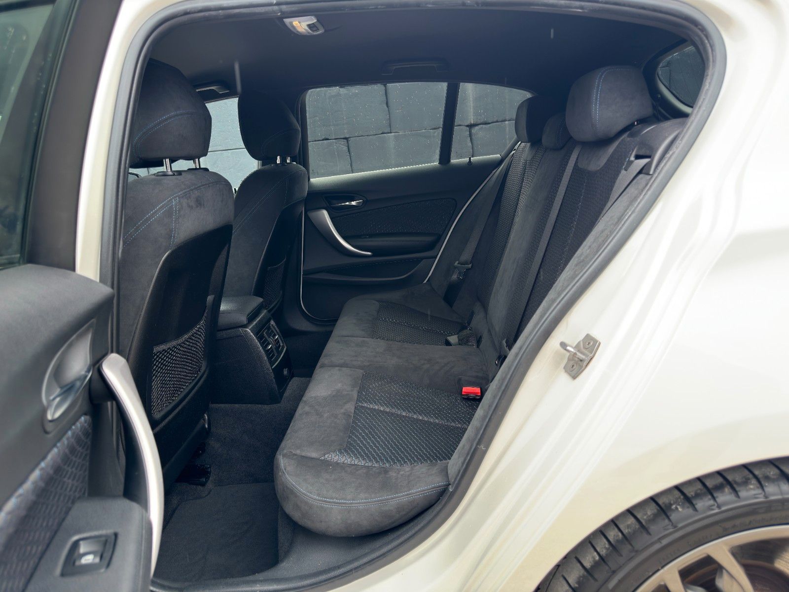 Fahrzeugabbildung BMW M140i Aero REMUS HIFI PDC KZG Keyless Alcantara