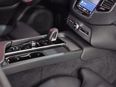 Fahrzeugabbildung Volvo XC 90 T8 Plus Dark Recharge Plug-In Hybrid AWD