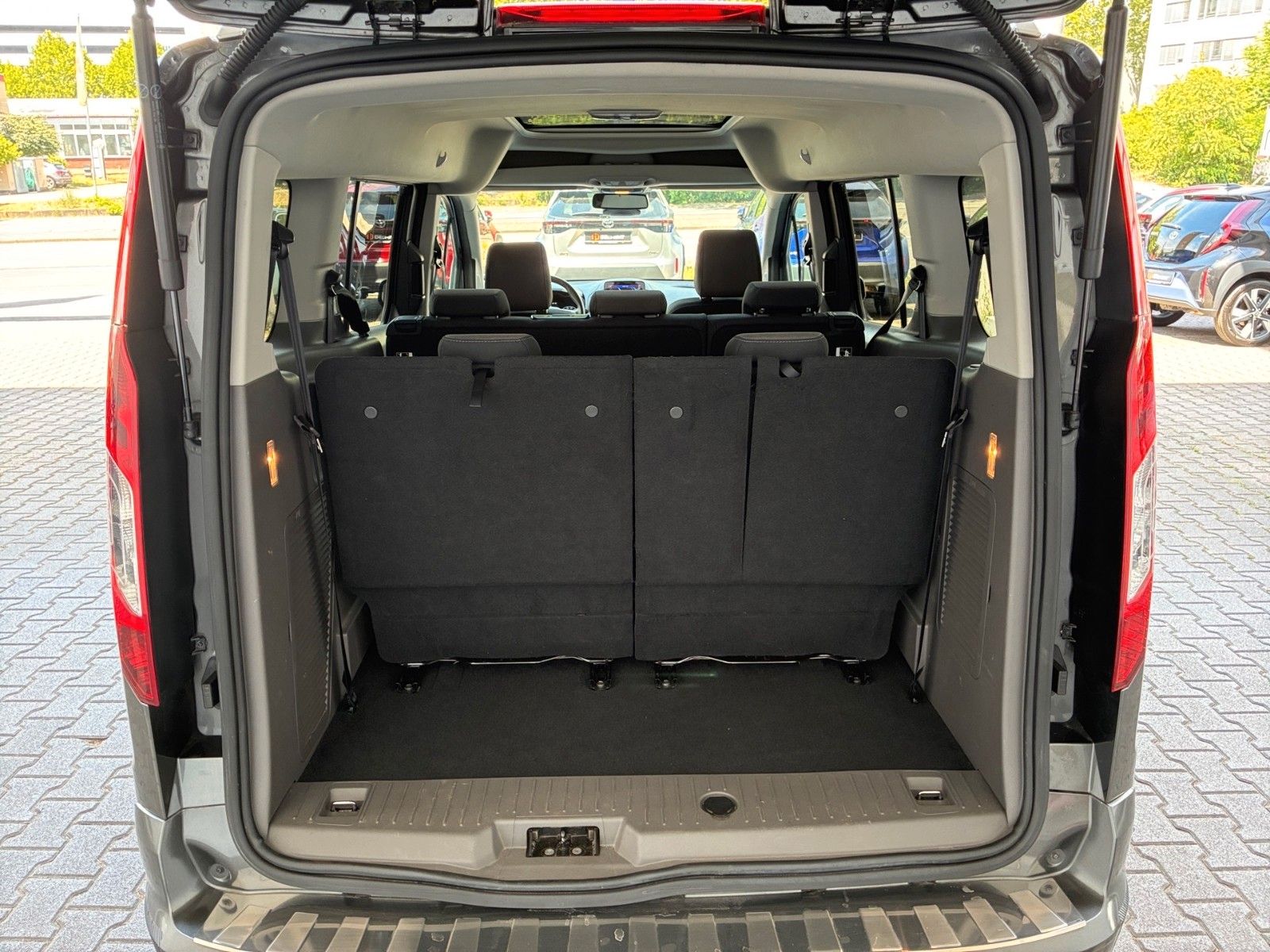Fahrzeugabbildung Ford Grand Tourneo Connect Titanium 120PS AHK/7Sitze!