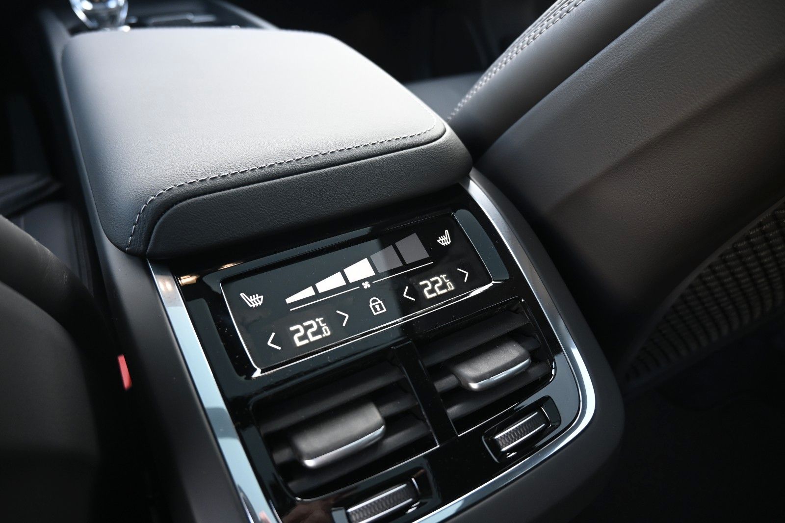 Fahrzeugabbildung Volvo XC60 B5 B Ultra Black Edition*LUFT*360°*Massage*