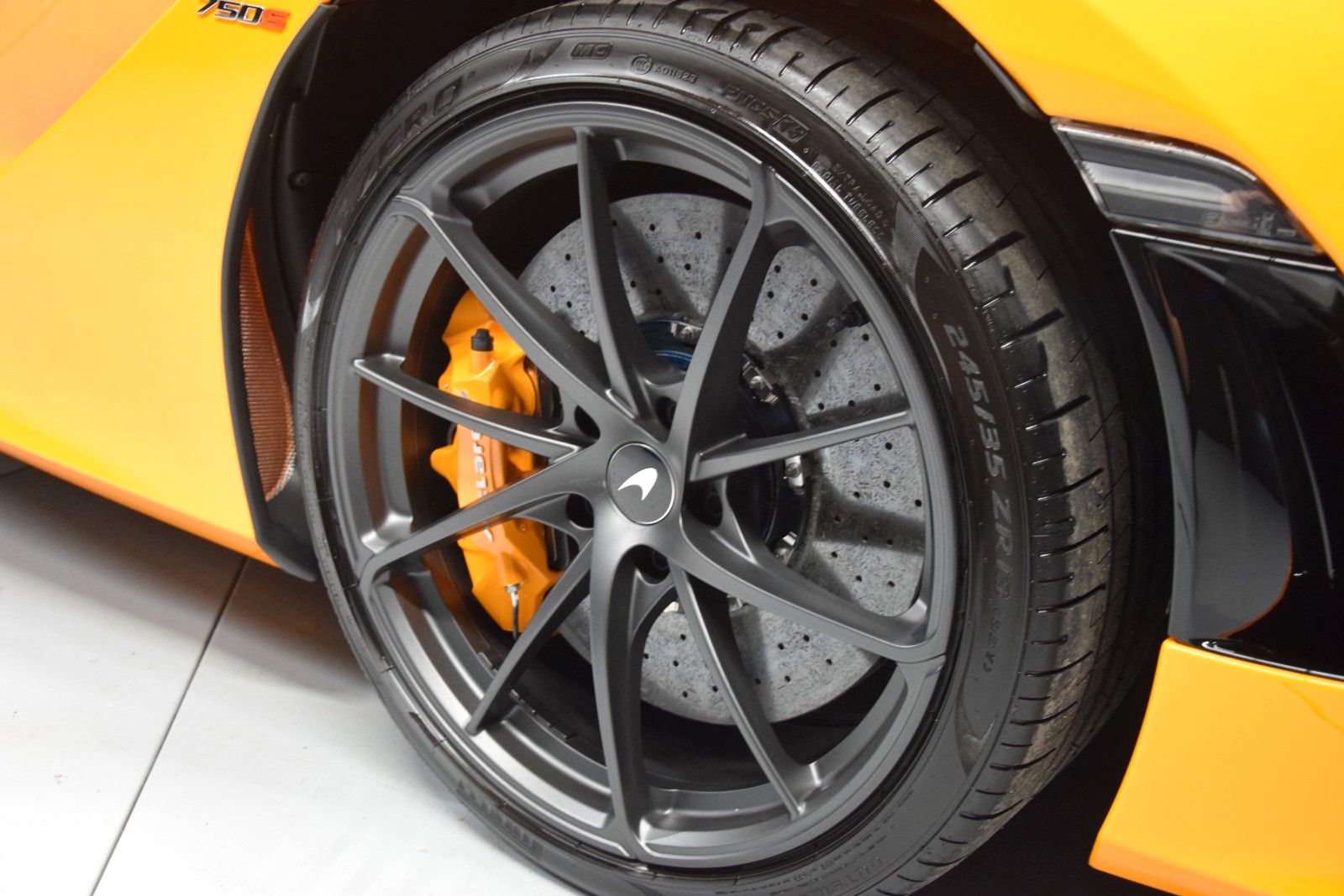 Fahrzeugabbildung McLaren 750S Black Pack / Lift Schale B&W Aero Kamera