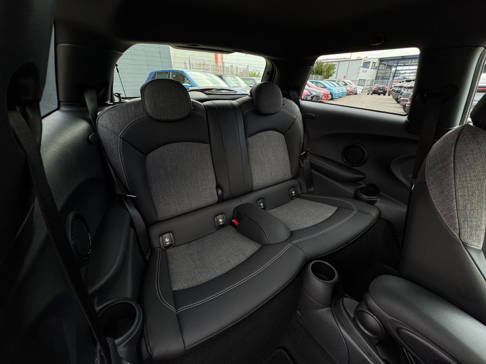 Fahrzeugabbildung MINI ONE Aut. CarPlay Navigation Tempomat PDC SHZ