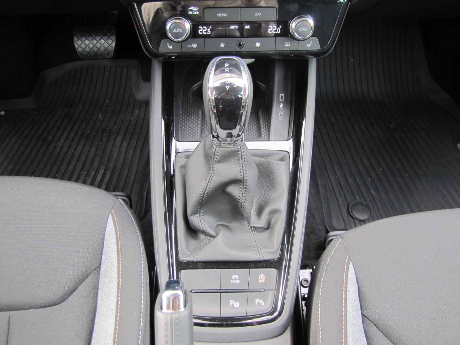 Fahrzeugabbildung SKODA Scala Tour 1.0l TSI 116PS 7-Gang-DSG AHK