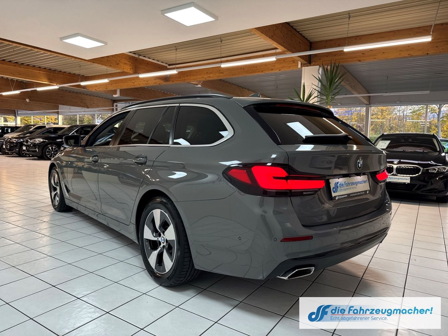 Fahrzeugabbildung BMW 520 d Touring Park-Assistent Luftfederung Navi D