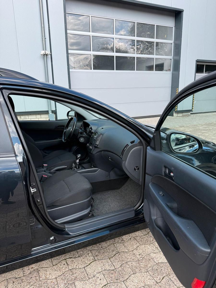 Hyundai i30 2011 — photo 9