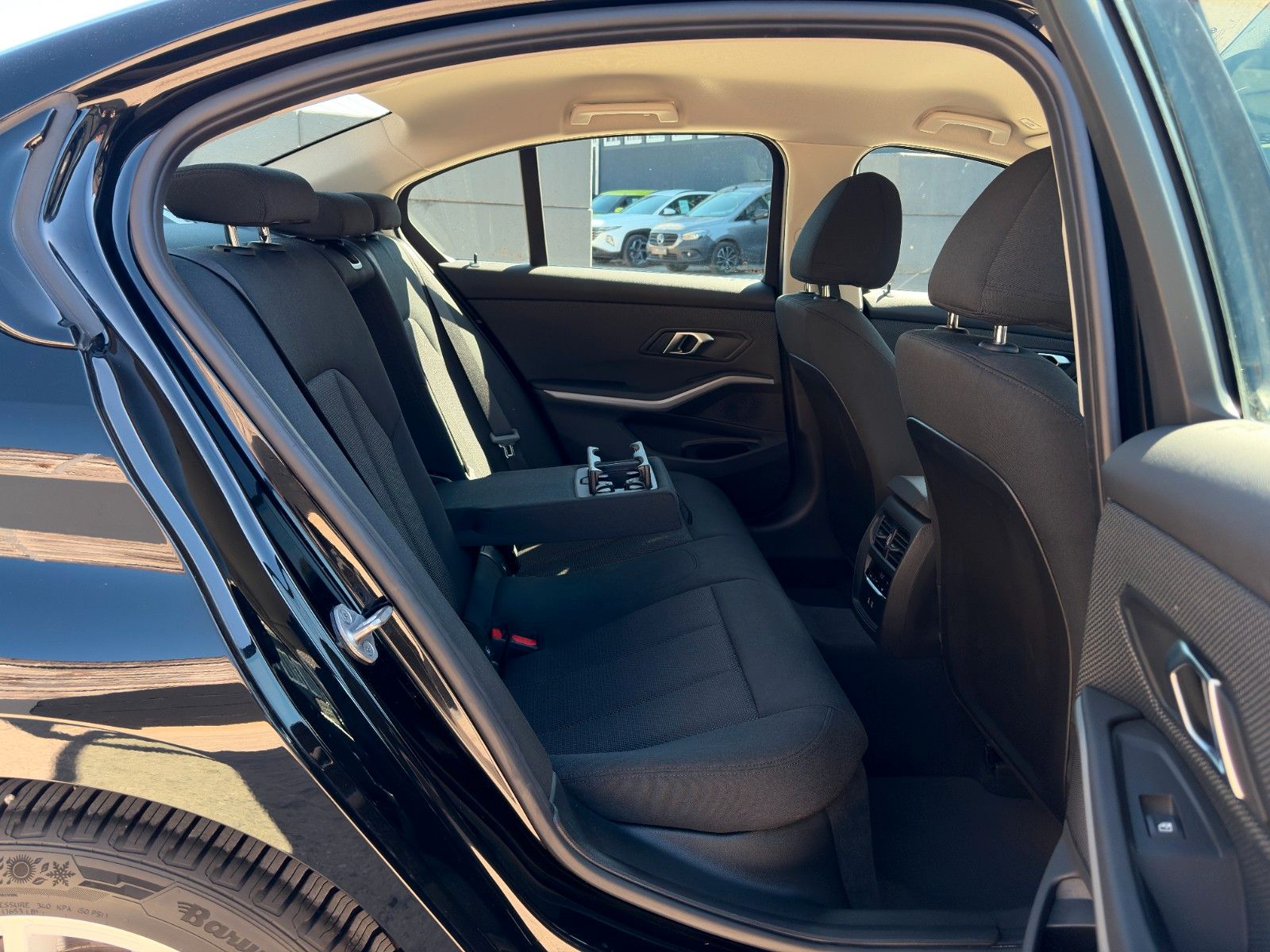 Fahrzeugabbildung BMW 318i Limo Autom. SHZ LED LKA TEMP CarPlay Navi