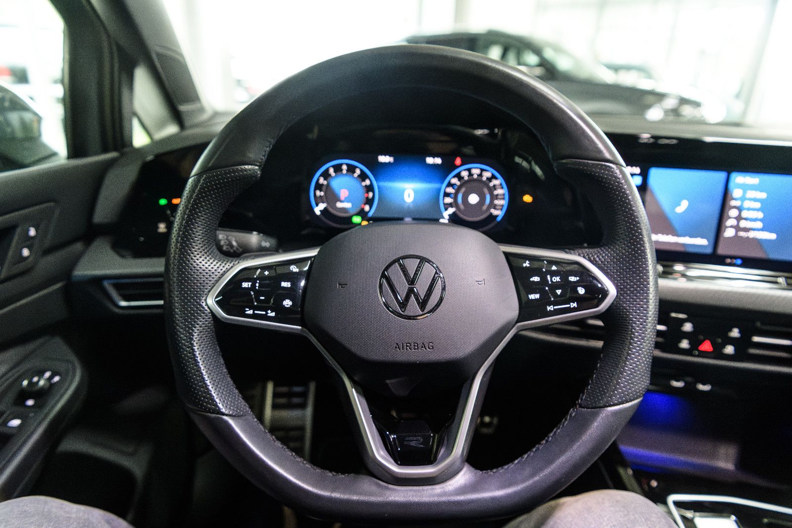 Fahrzeugabbildung Volkswagen Golf VIII R-Line 1.5 eTSI LED+KAMERA+APP+SHZ