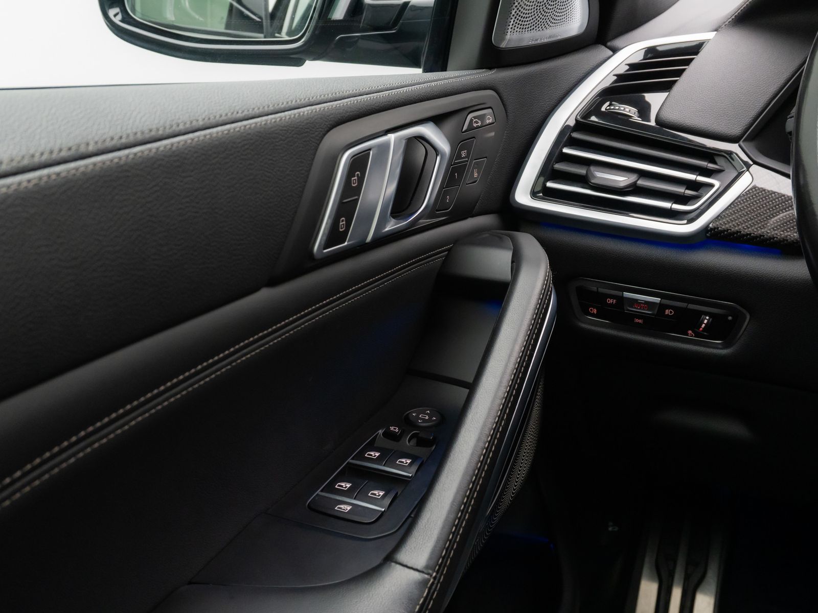 Fahrzeugabbildung BMW X6 M50i 360° B&W SkyLounge Individual Mega-Voll