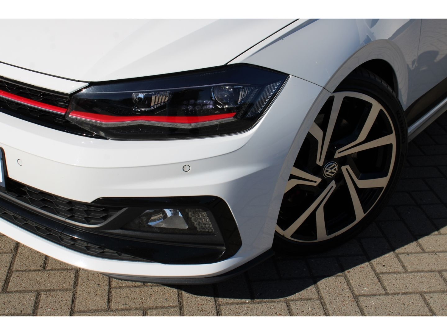 Fahrzeugabbildung Volkswagen Polo VI GTI 2.0TSI DSG ACC LED Milltek H&R PDC R