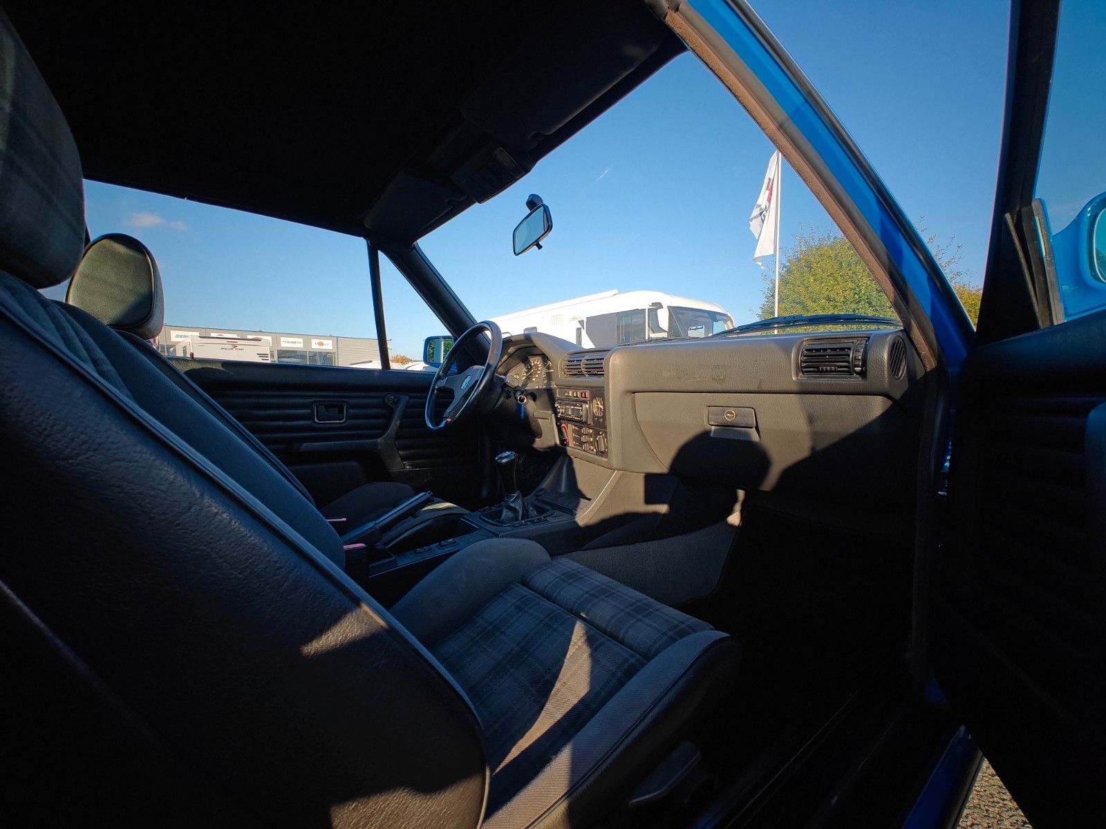 Fahrzeugabbildung BMW 318i Cabrio E30 - Lack NEU, Verdeck NEU