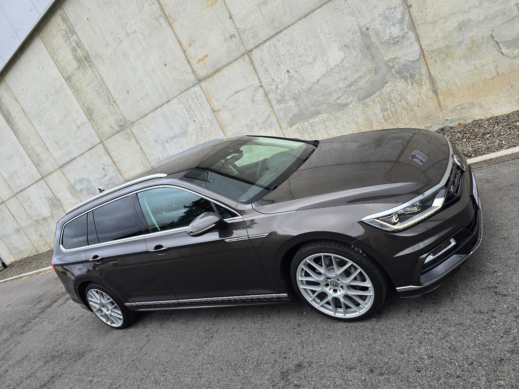 VW Passat Variant R-Line 2.0TDI 150PS DSG Pano DAB VW Passat Variant R-Line 2.0TDI 150PS DSG Pano DAB