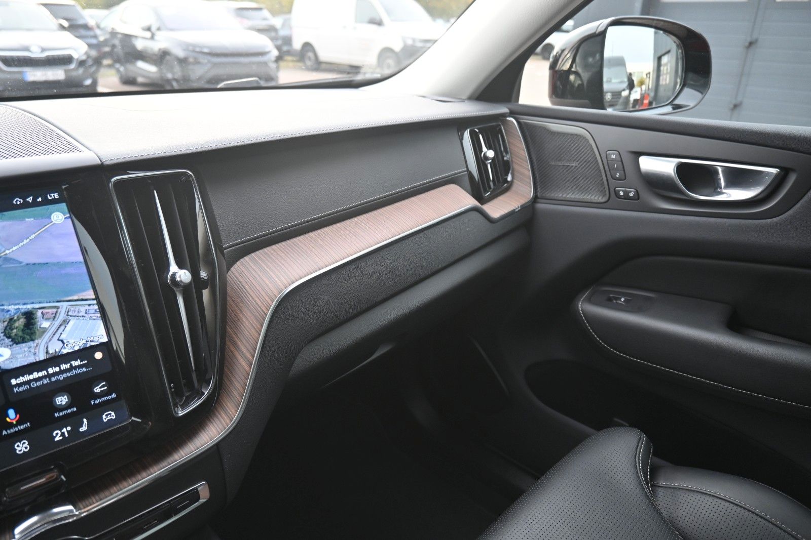 Fahrzeugabbildung Volvo XC60 T8 Ultimate Dark AWD*AHK*HUD*Pano*Massage*