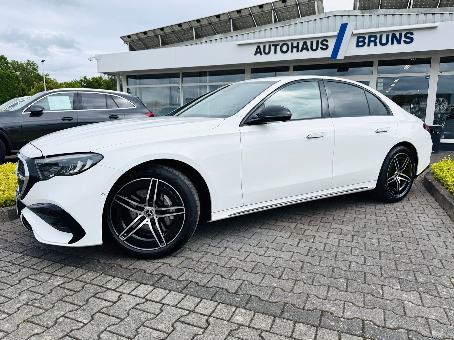Fahrzeugabbildung Mercedes-Benz E 220 d AMG & NIGHT Paket, Distronic, Totw, LED,