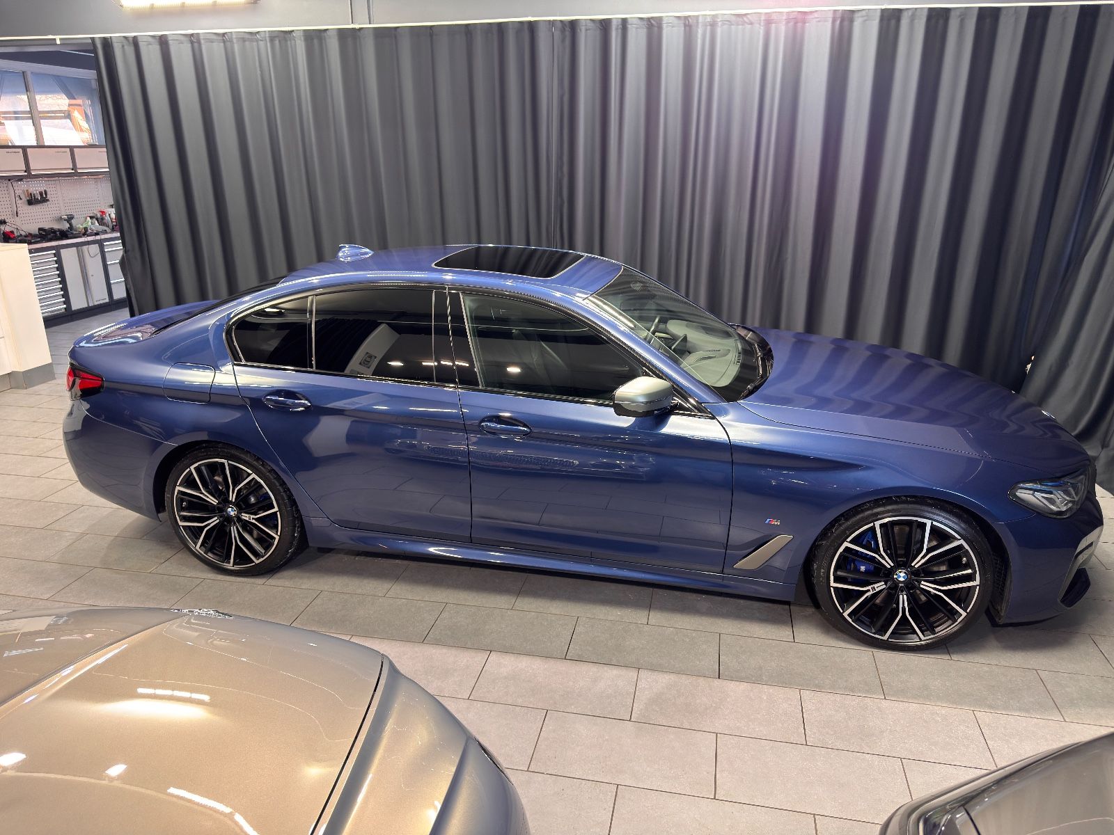 Fahrzeugabbildung BMW M550i Lim. xDrive|LASER|HEAD-UP|AHK|SCHIEBEDACH|