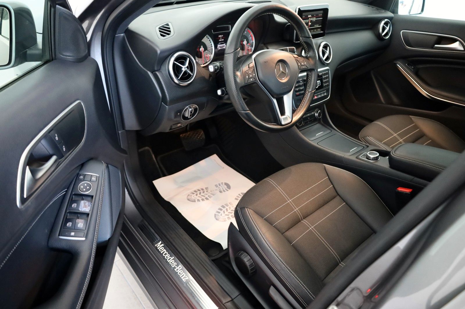 Fahrzeugabbildung Mercedes-Benz A 180 Urban T.Leder,Navi,Xenon,Panorama,SH,PDC