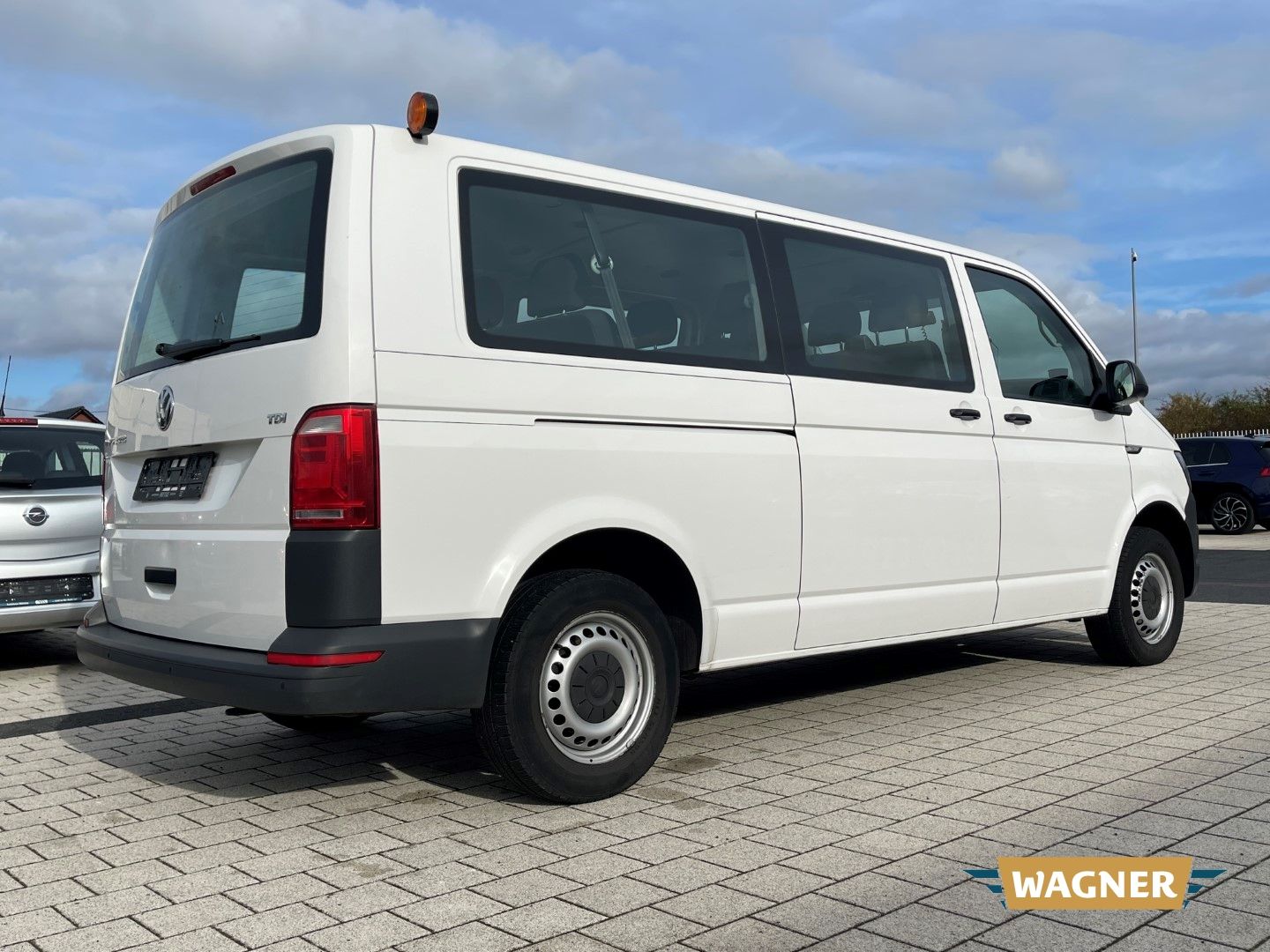 Fahrzeugabbildung Volkswagen T6 Kombi EcoProfi lang 9 Sitzer Klima