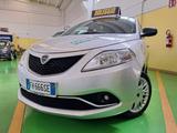 Lancia Ypsilon 1.2 GPL AUTO IN NOLEGGIO - silberne Lancia Ypsilon