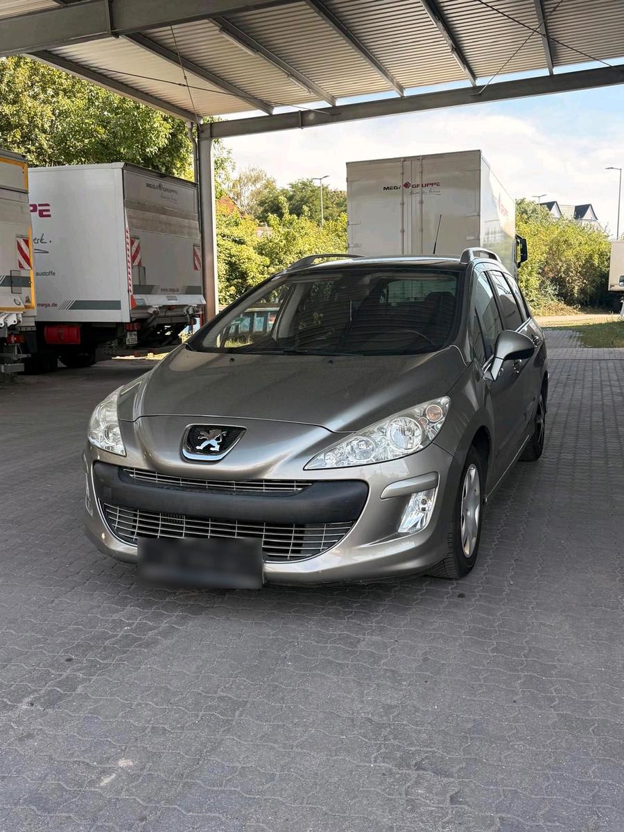 Peugeot 308 2010 — rear view