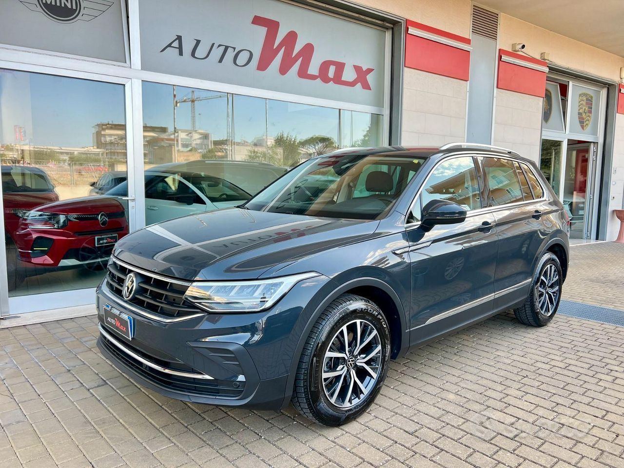 Volkswagen Tiguan - 1