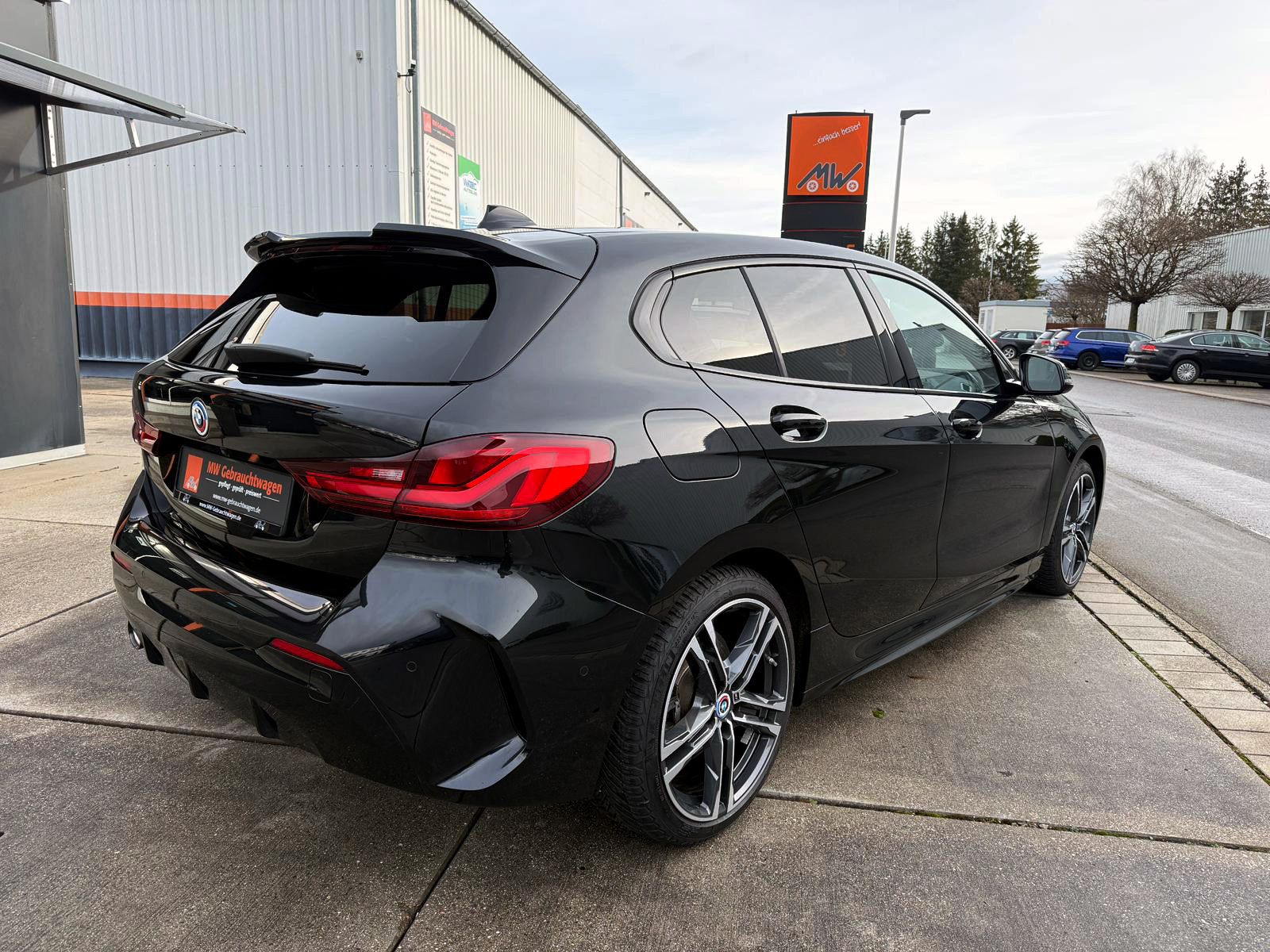 Fahrzeugabbildung BMW 118i M-Sport Steptr. LED ACC NAVI PDC KAM LHZ